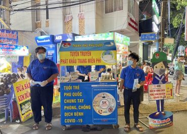 Du khách đổ về tấp nập, TP Phú Quốc căng mình phòng dịch