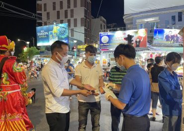 Thanh niên phát khẩu trang cho du khách tham quan chợ đêm Phú Quốc