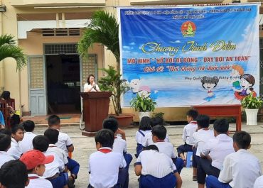 Thành phố Phú Quốc ra mắt Mô hình “Bể bơi di động – Dạy bơi an toàn”