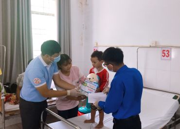 Hội đồng đội phối hợp với nhà thiếu nhi  Thành phố Phú Quốc tổ chức thăm tặng quà cho các em thiếu nhi nhân ngày Quốc tế Thiếu nhi 01/6