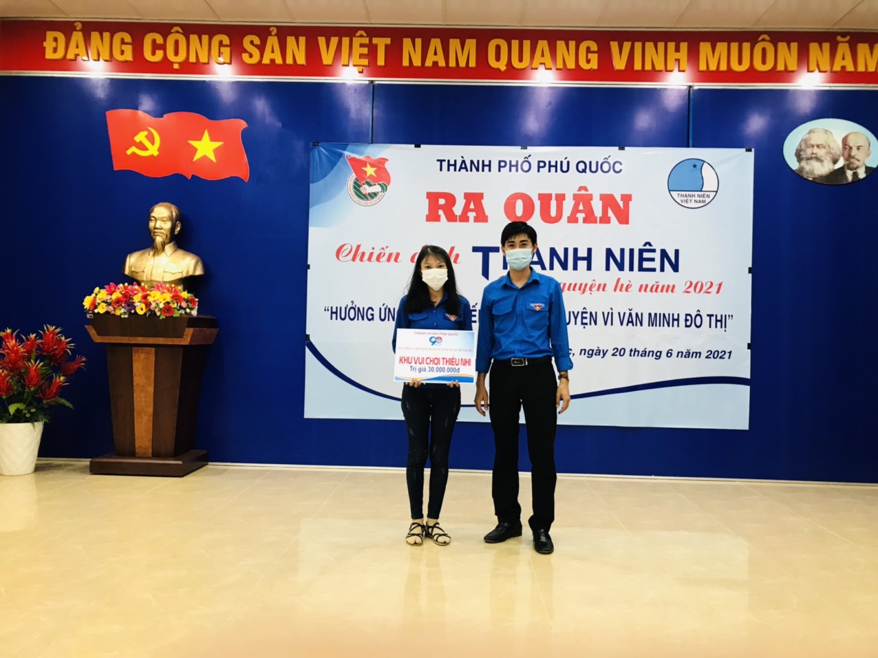 Đồng chí Nguyễn Lê Huy trao tặng biểu trưng Công trình thanh niên “Sân chơi thiếu nhi” cho xã Đoàn Gành Dầu