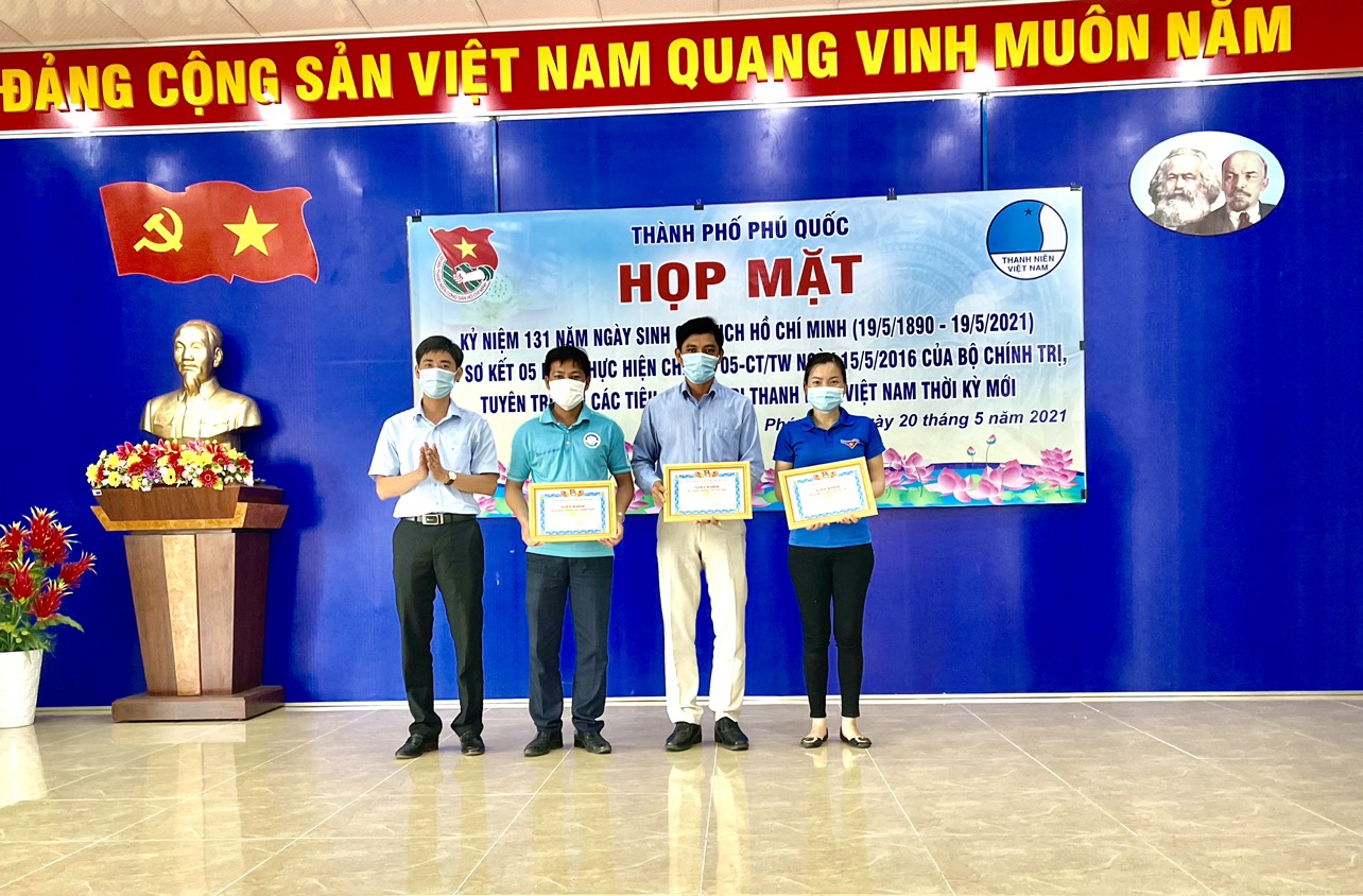 Đ/c Nguyễn Lê Huy - Thành ủy viên, Bí thư Thành đoàn trao khen thưởng cho các cá nhân