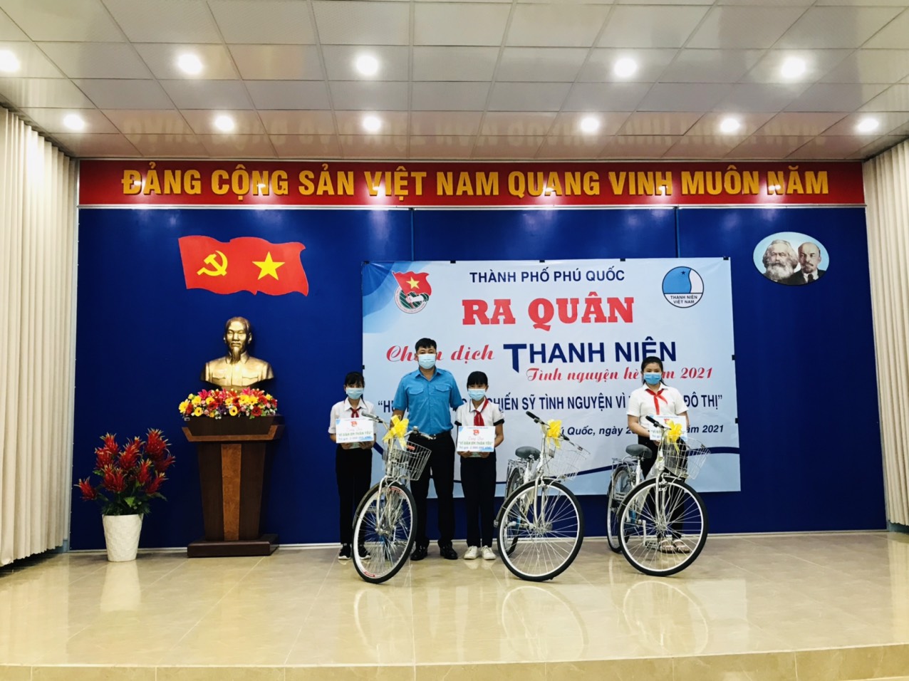 Đồng chí Lê Việt Anh - Phó Bí thư Thành đoàn, Phó Chủ tịch UB Hội LHTN Việt Nam thành phố  trao tặng quà cho các em thiếu nhi có hoàn cảnh khó khăn.