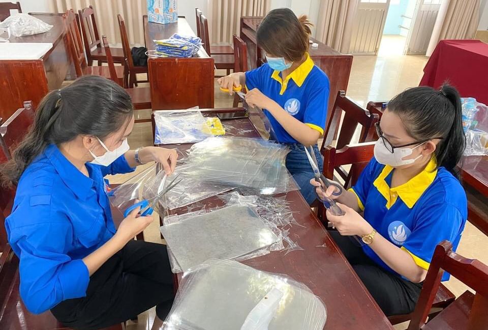 Tình nguyện viên thành phố Phú Quốc làm “Kính chống giọt bắn” phòng chống dịch Covid-19